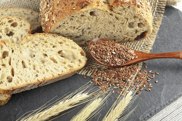 Świeżo Upieczony Tradycyjny Chleb Żytni Plasterkach Czarnej Desce Chleb Żytni — Zdjęcie stockowe