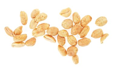 Beyaz arka planda izole edilmiş kızarmış ve tuzlu fıstık yığını..