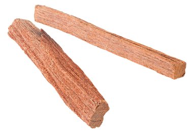 Beyaz arka planda izole edilmiş iki kahverengi sandal ağacı çubuğu. Chandan.