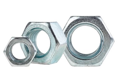 Beyaz arka planda izole edilmiş bir grup gümüş metal fındık. Büyük metal fındıklar.