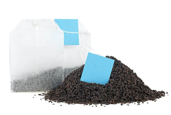Haufen Getrockneter Schwarzer Teeblätter Und Teebeutel Isoliert Auf Weißem Hintergrund — Stockfoto