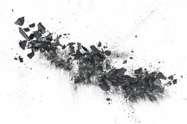 Siyah kömür parçacıkları beyaz zemin üzerinde izole edilmiş, üst görünüm. Aktif kömür tozu. Kara toz kömürü..