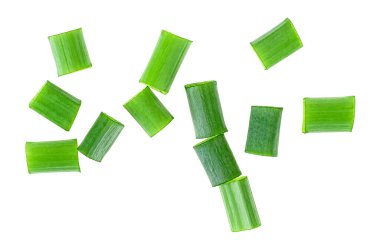 Yay doğranmış soğan, beyaz arka planda izole edilmiş, üst manzara. Bir yığın kesik soğan..