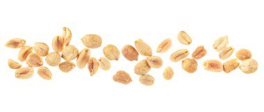 Beyaz arka planda izole edilmiş tuzlanmış fıstık, üst manzara. Ayarlanmış fıstık soyulmuş..