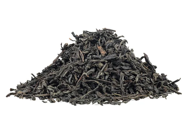 乾燥した紅茶の葉は白い背景に孤立した山を残します セイロン黒茶 — ストック写真