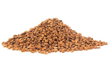 Beyaz arka planda izole edilmiş hazır kahve taneleri yığını. Süblimleşmiş kahve..