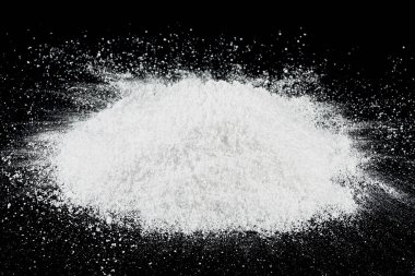 Siyah arka planda beyaz kar yığını. Kar kristalleri.