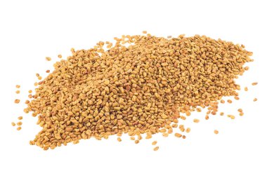 Beyaz arka planda izole edilmiş kurumuş çemen otu tohumu yığını