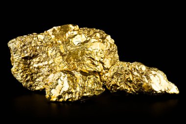 Siyah arka planda büyük altın külçeler. Altın cevherleri..