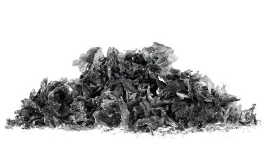 Beyaz arka planda izole edilmiş yanmış kağıt yığını. Kağıdın külleri..