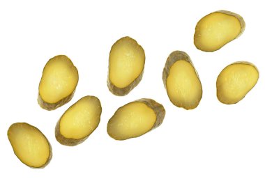 Beyaz arka planda izole edilmiş taze salatalık dilimleri..