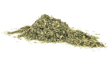 Beyaz arka planda izole edilmiş kurumuş ve doğranmış kereviz yaprakları yığını.