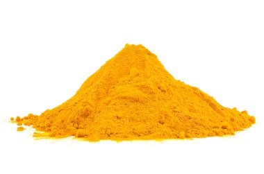Beyaz arka planda izole edilmiş Curcuma yer tozu. Zerdeçal tozu.
