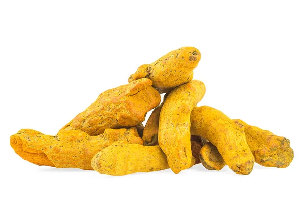 Beyaz arka planda izole edilmiş kurumuş zerdeçal kökü yığını. Organik ve sağlıklı yiyecekler..