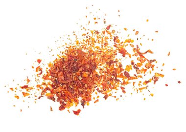 Beyaz arka planda izole edilmiş kuru ve doğranmış domatesler. Domates gevreği..