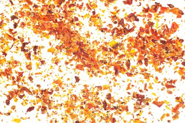 Beyaz arka planda izole edilmiş kuru ve doğranmış domatesler. Arkaplan olarak domates taneleri.