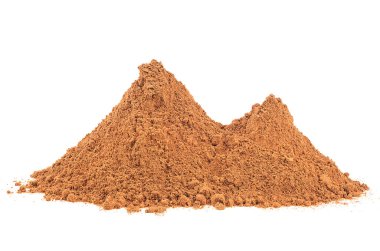 Arazi tarçın yığını beyaz arkaplanda izole edilmiş.