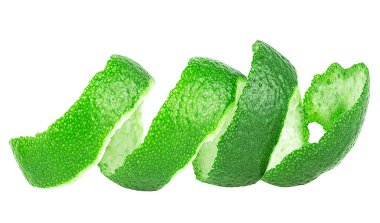 Beyaz arka planda izole edilmiş limon meyvesi kabuğunun ön görüntüsü. Limon tadı..