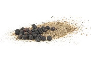 Beyaz arka planda izole edilmiş siyah biber ve biber yığını.