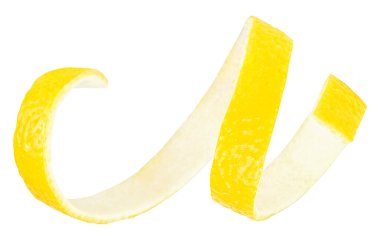 Olgun limon kabuğu beyaz bir zeminde izole edilmiş. Taze limon lezzeti.
