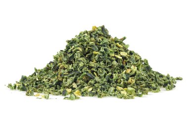 Beyaz arka planda izole edilmiş acı yeşil biber yığını. Doğranmış jalapeno..