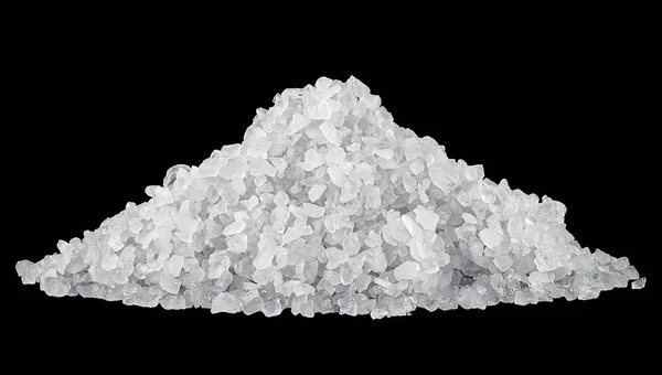 Siyah arka planda deniz tuzu yığını. Beyaz deniz tuzu kristalleri.