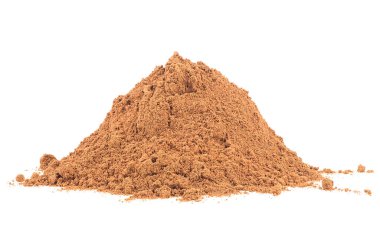 Beyaz arka planda izole edilmiş tarçın yığını. Seylan Tarçın.