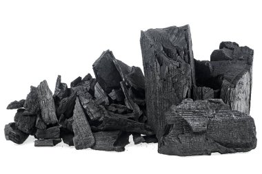 Beyaz arka planda izole edilmiş doğal siyah kömür yığını. Sert odun kömürü.