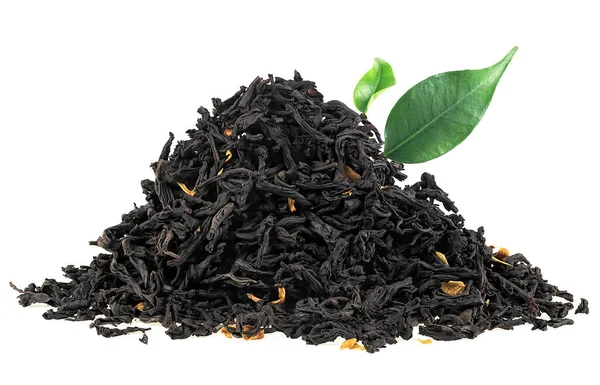 Pile Black Tea Bergamot Flower Petals Fresh Tea Leaves Isolated — Fotografia de Stock