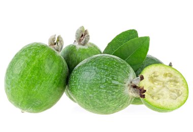 Beyaz arka planda yaprakları olan kesimler ve tüm feijoalar. Yeşil feijoa.