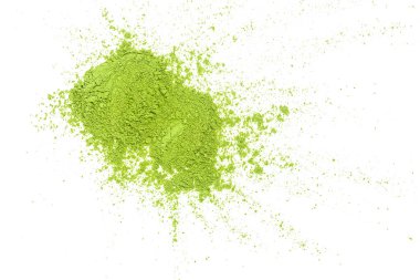 Beyaz arka planda kibrit tozu patlaması, üst manzara. Japon yeşil çay tozu..