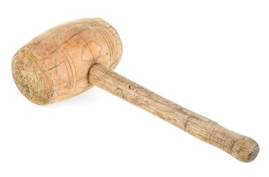 Tahta çekiç beyaz arka planda izole edilmiş. Tahtadan yapılmış eski bir balyoz kullanılmış..