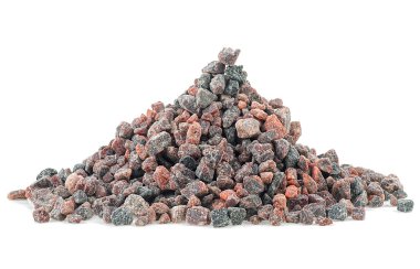 Himalaya kaya tuzu yığını beyaz arka planda izole edilmiş. Siyah ve pembe tuz.