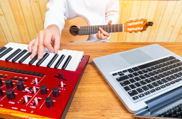 Klavye Akustik Gitar Çalan Erkek Söz Yazarı Dizüstü Bilgisayarda Hit — Stok fotoğraf