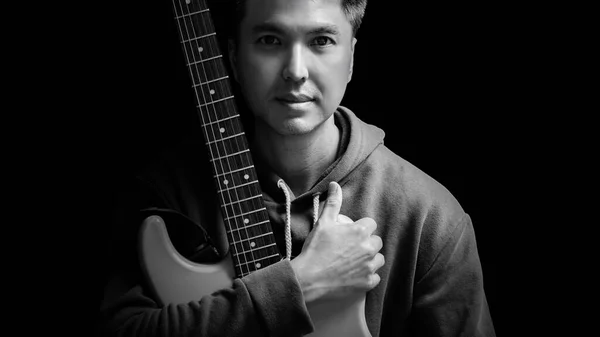 Zwart Wit Portret Van Jonge Aziatische Knappe Gitarist Artiest Componist — Stockfoto