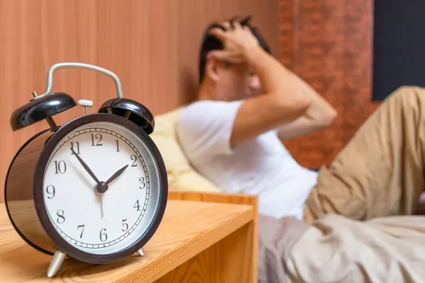 Asiatischer Mann Bett Leidet Unter Schlaflosigkeit Und Schlafstörungen Und Denkt — Stockfoto