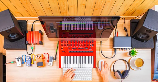 Bovenaanzicht Van Professionele Muziekproducent Componisten Die Muziek Arrangeren Computer Opnameapparatuur — Stockfoto