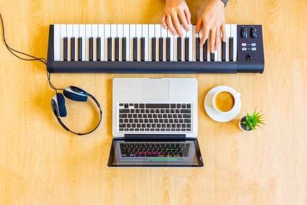 Vista Superior Manos Compositor Masculino Tocando Teclado Midi Para Grabar —  Fotos de Stock