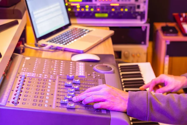 Ingénieur Son Producteur Compositeur Mains Mélangeant Piste Audio Sur Mixeur — Photo