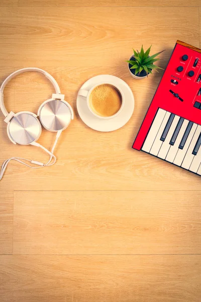 Top View Red Synthesizer Keyboard Cup Coffee Potted Plant White — Stockfoto
