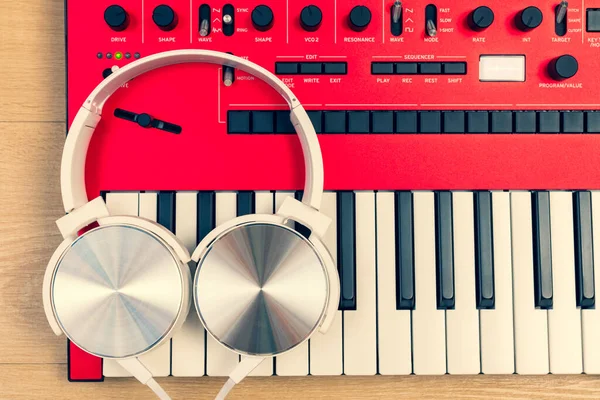 Auriculares Blancos Teclado Sintetizador Rojo Concepto Música —  Fotos de Stock