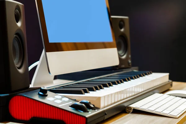 ミディ ピアノとデスクトップコンピューターとスピーカーが机の上で監視しています 音楽制作とオンライン音楽Eラーニングの概念 — ストック写真