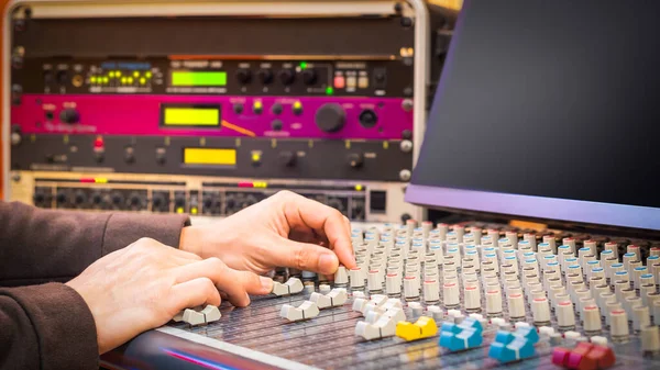 Ingeniero Sonido Manos Trabajando Consola Mezcla Audio Estudio Postproducción Radiodifusión — Foto de Stock