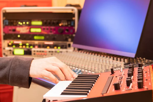 Music Producer Arranger Hand Playing Keyboard Synthesizer Recording Midi Track — Stock Photo, Image