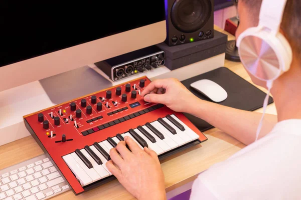 Mannelijke Professionele Muziek Producer Handen Spelen Synthesizer Toetsenbord Voor Het — Stockfoto