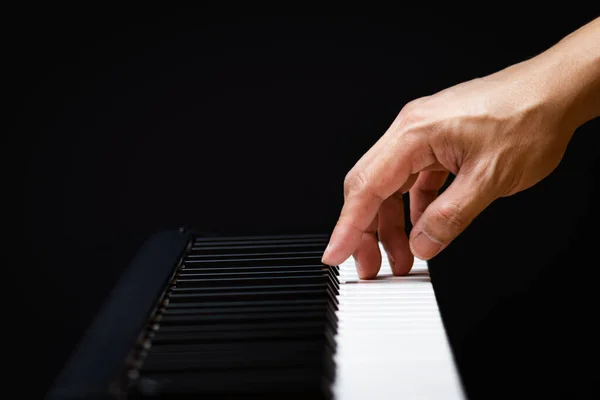 ピアノの鍵で演奏する男性ミュージシャンの手 音楽の背景 — ストック写真