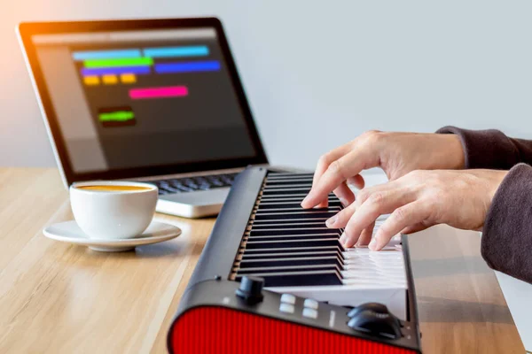 Músico Manos Compositor Tocando Teclado Midi Para Organizar Música Ordenador — Foto de Stock