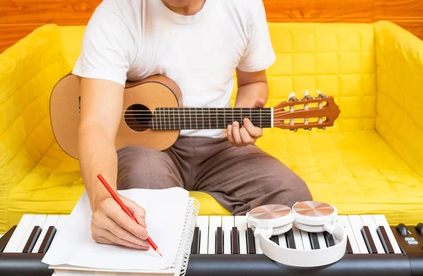 Compositor Amateur Masculino Escribiendo Una Canción Exitosa Papel Blanco Mientras —  Fotos de Stock