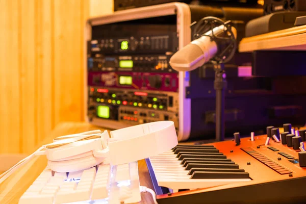 White Headphone Keyboard Synthesizer Home Studio Recording Concept — Stock Photo, Image