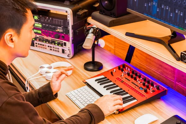 Asiatischer Professioneller Musikproduzent Mit Midi Keyboard Synthesizer Zum Arrangieren Eines — Stockfoto